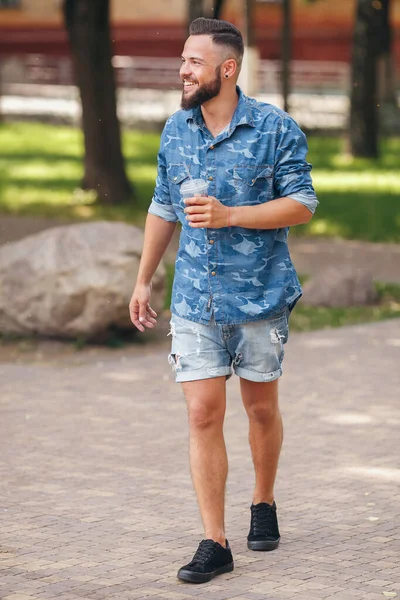 Joven Caminando Por Parque Con Limonada Primavera Primavera Limonada — Foto de Stock