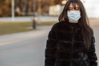 Coronavirus sırasında tıbbi maske takan güzel kız COVID-19 Salgın Salgını Covid-19 Coronavirus koruması.