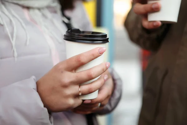 Frau Mit Kaffeetasse Trinkt Zur Herbstsaison — Stockfoto