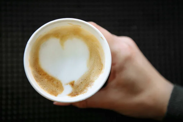 Barista Menggambar Susu Atas Kopi Membuat Seni Latte Untuk Cappuccino — Stok Foto