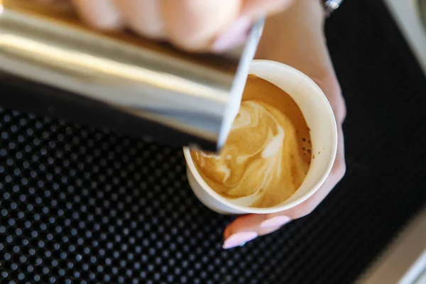 Barista Tira Leite Sobre Café Fazendo Arte Latte Para Cappuccino — Fotografia de Stock