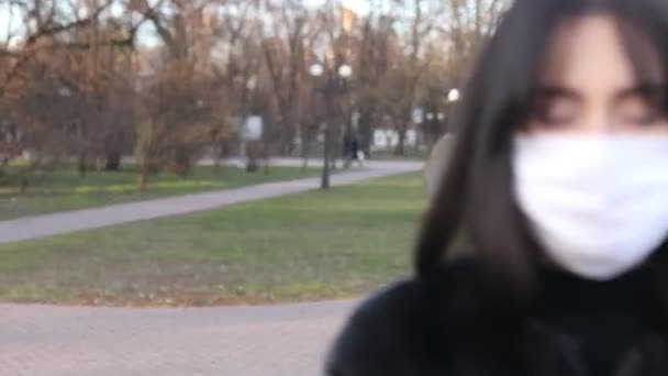Pandemie, portret van een jonge toeristische vrouw met een beschermend masker op de mensen van de straat. het concept gezondheid en veiligheid, N1H1, COVID-19 coronavirus quarantaine, virusbescherming — Stockvideo
