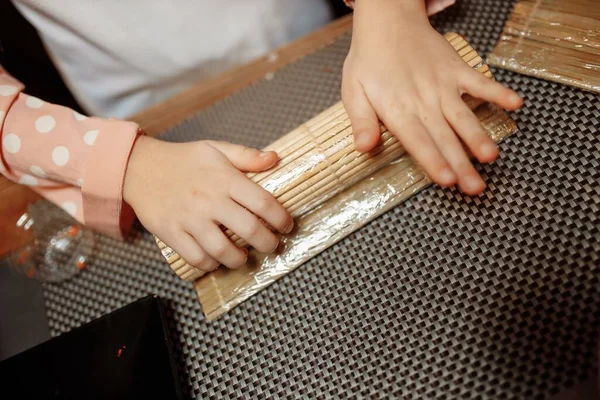 Children making sushi at the master class. Children, education and entertainment concept. — Stock Photo, Image