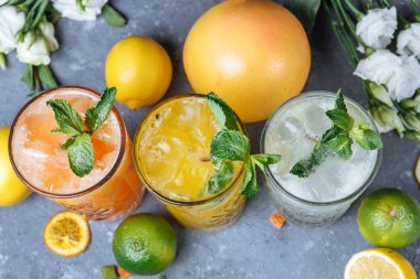 Yaz taze soğuk içecek içecekleri. Buzlu limonata, limon ve portakal. Açık havada da nane şekeri. Bardakta portakallı limonata.