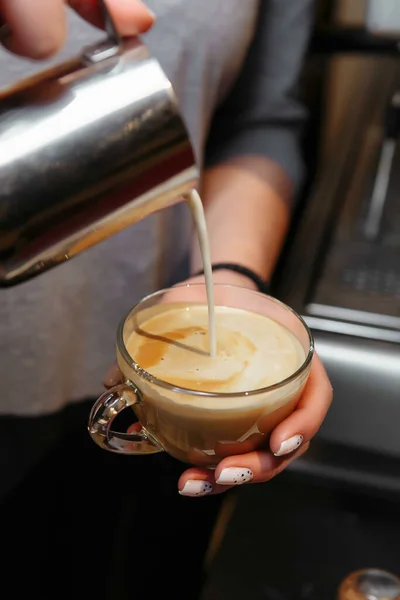 Barista Derrama Leite Fazendo Cappuccino Latte Desenho Caneta — Fotografia de Stock