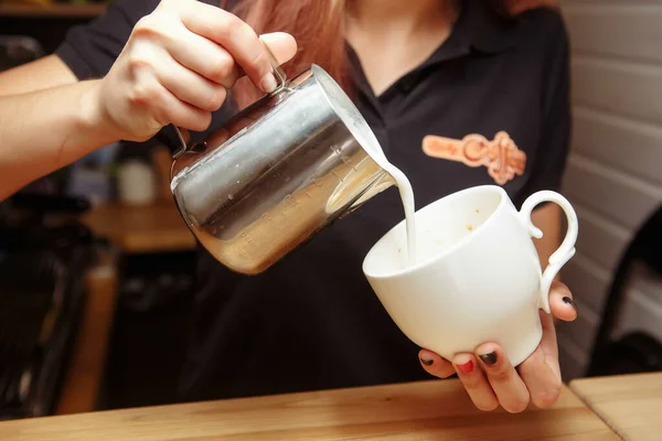Barista dělá čerstvé kávové latté. Barista maluje obrázek na kávu, latté. — Stock fotografie