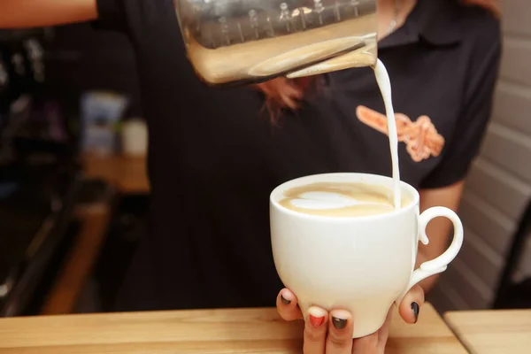 Barista dělá čerstvé kávové latté. Barista maluje obrázek na kávu, latté — Stock fotografie