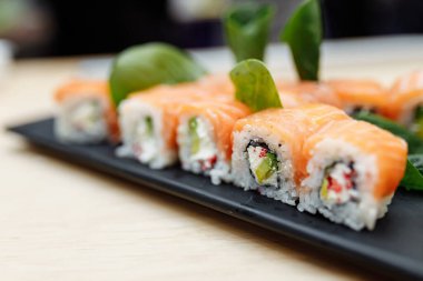 Masada suşi rulo balık Philadelphia Japon somonu lezzetli suşi pirinç salatalığı geleneksel wasabi taze sağlıklı gurme çiğ yemek.