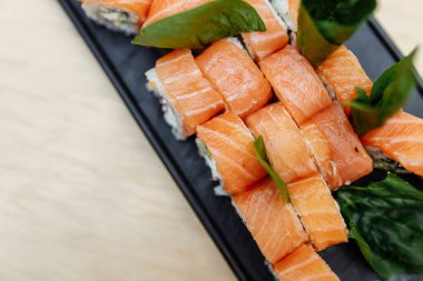 Masada suşi rulo balık Philadelphia Japon somonu lezzetli suşi pirinç salatalığı geleneksel wasabi taze sağlıklı gurme çiğ yemek.