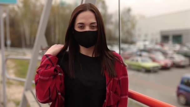 Mujer, niña que se pone máscara quirúrgica para la prevención del virus corona. Retrato de una chica con una máscara en la calle. Máscara en la calle . — Vídeos de Stock