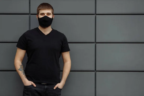 Coronavirus Hastalığı 2019 'un yayılmasına karşı maske takan COVID-19 Pandemic Coronavirus Man. SARS-CoV-2 'ye karşı yüz maskeli bir adam portresi