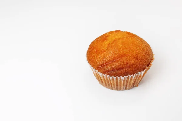 En isolerad cupcake med strössel på en vit bakgrund. Isolerad muffin på vit bakgrund — Stockfoto