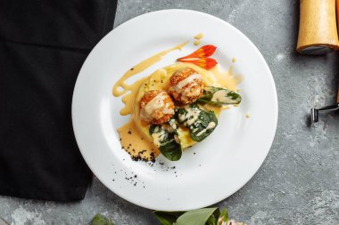 Soslu peynirli patates püresi. Peynirli ekmek ve bol yağda kızartılmış. Kızarmış peynir topları.