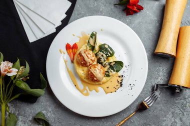 Soslu peynirli patates püresi. Peynirli ekmek ve bol yağda kızartılmış. Kızarmış peynir topları.