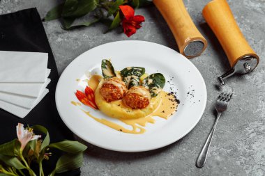 Soslu peynirli patates püresi. Peynirli ekmek ve bol yağda kızartılmış. Kızarmış peynir topları.
