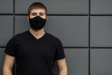 Coronavirus Hastalığı 2019 'un yayılmasına karşı maske takan COVID-19 Pandemic Coronavirus Man. SARS-CoV-2 'ye karşı yüz maskeli bir adam portresi