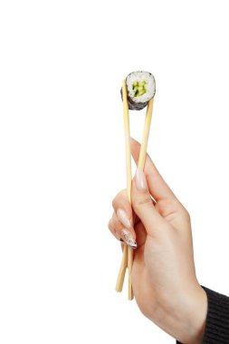 Japon mutfağı, beyaz arka planda suşi ruloları izole edilmiş, yakın plan..