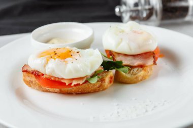 Yumurtalı domates ve pastırmalı sandviç. Nefis bir kahvaltı..