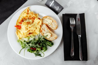 Biberli omlet ve ekmek, tabakta tost.