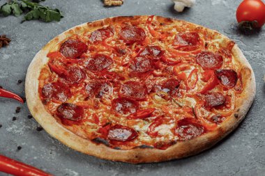 İnce dilimlenmiş pepperoni, Amerikan usulü pizzaların popüler bir pizzasıdır.