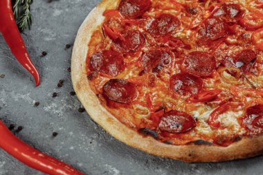 İnce dilimlenmiş pepperoni, Amerikan usulü pizzaların popüler bir pizzasıdır.