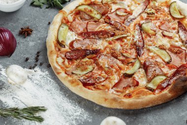 Biberli pizza, salam, sosis ve yoğurt.