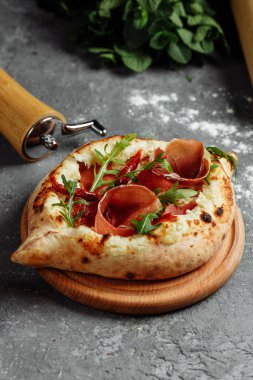 Geleneksel yassı ekmek - khachapuri ya da jamon, peynir ve otlu hachapuri