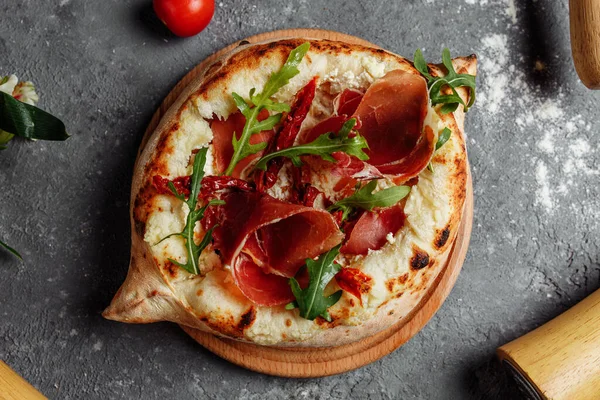 Geleneksel yassı ekmek - khachapuri ya da jamon, peynir ve otlu hachapuri