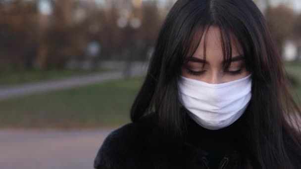 Járvány, portré egy fiatal turista nőről, aki védőmaszkot visel az utcai tömegben. egészség és biztonság, N1H1 COVID-19, koronavírus-karantén, vírusvédelem — Stock videók
