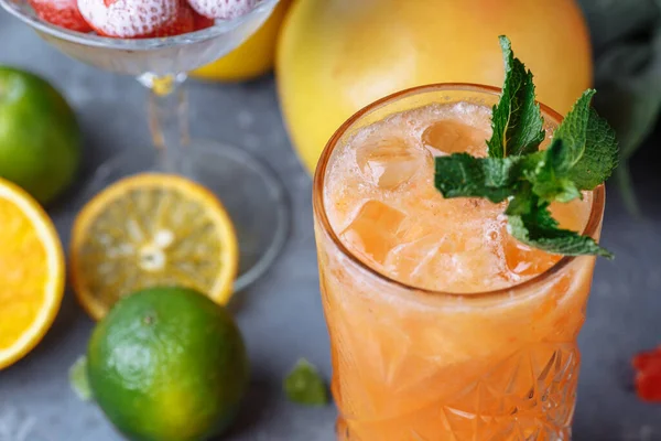 Bebidas Frescas Verão Bebida Fria Limonada Gelo Jarro Limões Laranja — Fotografia de Stock