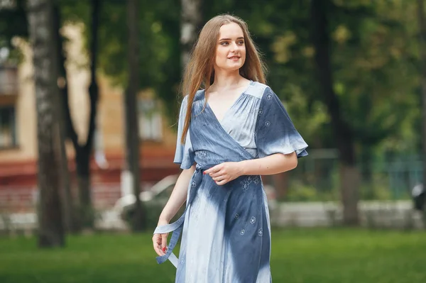 Fröhliches, glückliches Porträt eines schönen Mädchens im Sommer — Stockfoto