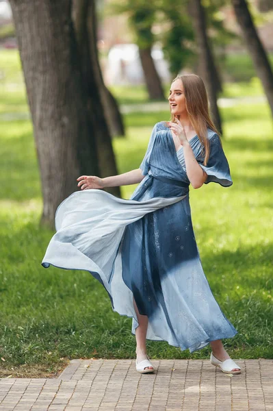 Fröhliches, glückliches Porträt eines schönen Mädchens im Sommer — Stockfoto