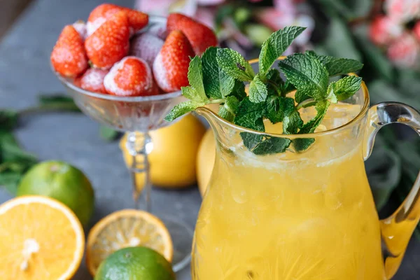 Bebidas Frías Frescas Verano Limonada Hielo Jarra Limones Naranja Con —  Fotos de Stock