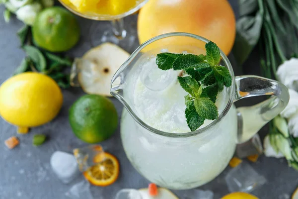 Bebidas Frías Frescas Verano Limonada Hielo Jarra Limones Naranja Con —  Fotos de Stock