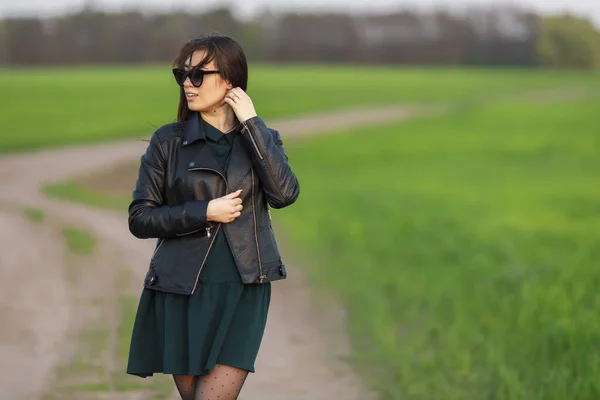 Portrait Complet Une Fille Élégante Dans Chapeau Des Lunettes Marchant — Photo