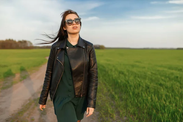 Portrait Complet Une Fille Élégante Dans Chapeau Des Lunettes Marchant — Photo