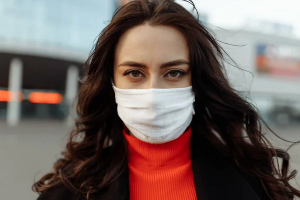 Bulaşıcı hastalıklara karşı korunmak için koruyucu maske takan güzel bir kadının portresi. Grip kapmış çekici, mutsuz bir model..