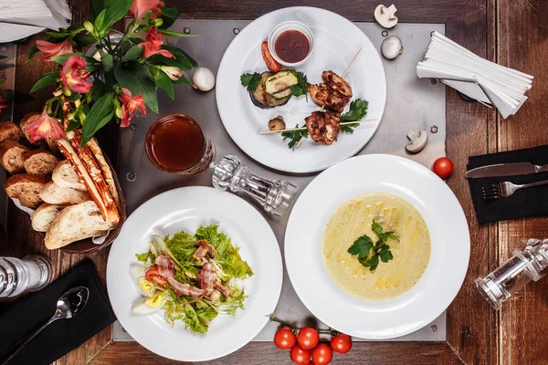 Ovanifrån Tillagad Mat Spett Svamp Soppa Sallad Och Kyckling Grill — Stockfoto