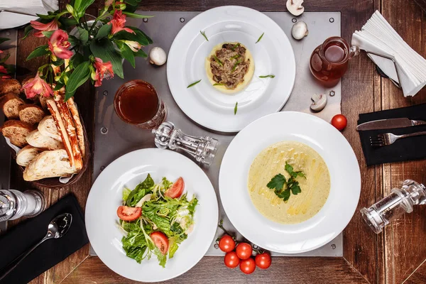 Ovanifrån Dukat Mjöl Svamp Soppa Sallad Och Potatismos Ett Träbord — Stockfoto