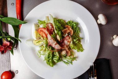 Sebzeli hafif salata, pastırmalı, kirazlı, mantarlı, domates yumurtalı. Lezzetli yaz yemeği.