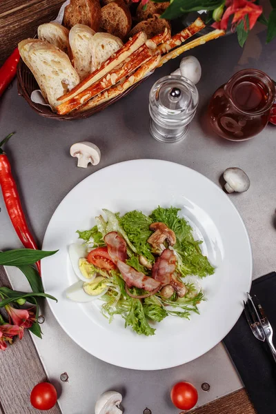 Lätt Sallad Med Grönsaker Bacon Körsbär Grillad Svamp Tomater Ägg — Stockfoto