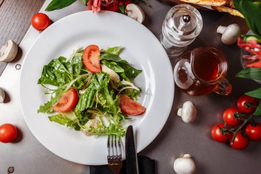 Tavuklu Sezar salatası, vişneli domates, marul..