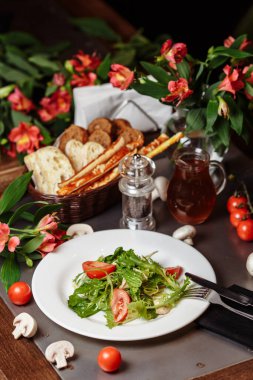 Tavuklu Sezar salatası, vişneli domates, marul..