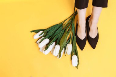 Güzel kadın bacakları şık bordo düz ayakkabılar giyer. Mavi arka planda Burgundy sandaletleri.
