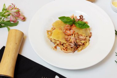 Hafif arka planda deniz ürünleri makarna ve peynir. Deniz ürünleri ve peynirli lezzetli spagetti..