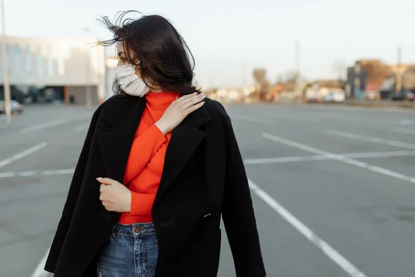 Porträtt Vacker Kvinna Som Går Gatan Bär Skyddande Mask Som — Stockfoto