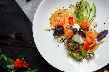 Avokado ve somonlu yeşil kekler, avokado ve somonlu krep kahvaltısı.