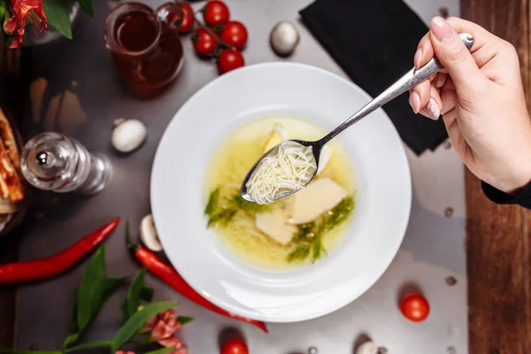 おいしいチキンヌードルスープでいっぱいの白いボウル — ストック写真