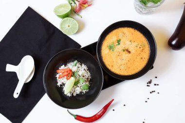 Tom Kha. Baharatlı Asya çorbası, patlıcan, tavuk, mantar, limon otu, pirinç ve kişniş ile servis edilir..