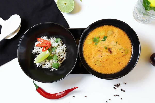 Tom Kha. Baharatlı Asya çorbası, patlıcan, tavuk, mantar, limon otu, pirinç ve kişniş ile servis edilir..